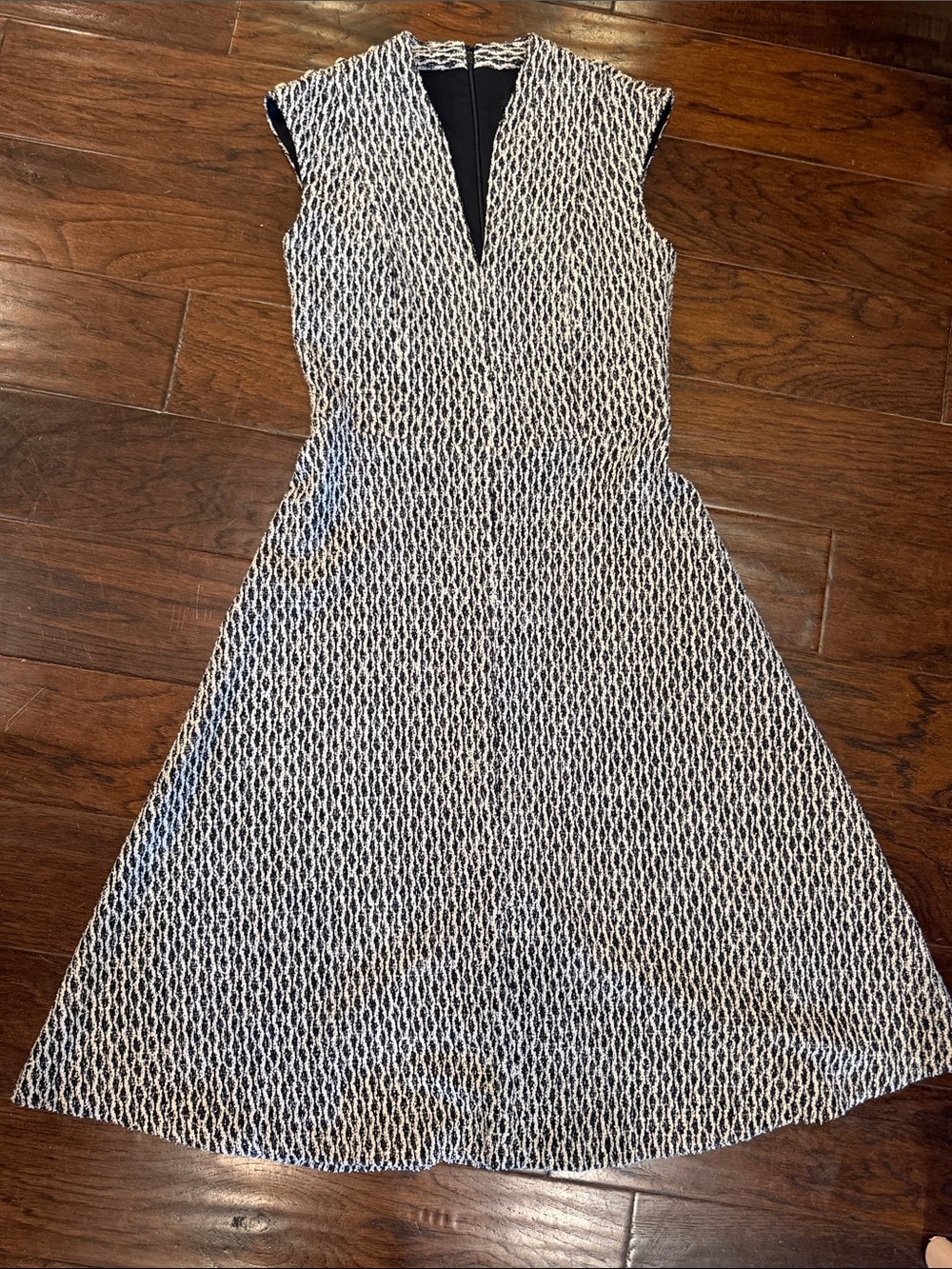AndSleeveless Black and White Patterned V-Neck Dress